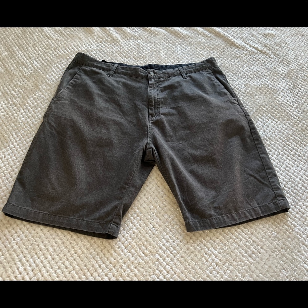 Volcom size 40 shorts